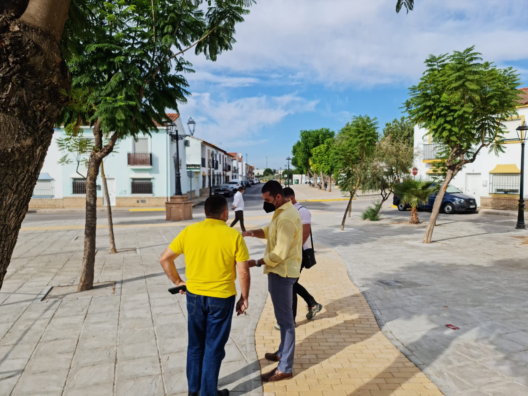 JOAQUÍN FERNÁNDEZ, ALCALDE DE UMBRETE, Y JUAN MANUEL SALADO, TENIENTE ALCALDE Y DELEGADO DE OBRAS VISITAN LA OBRA DE LA PLAZA VIRGEN DEL SOCORRO
