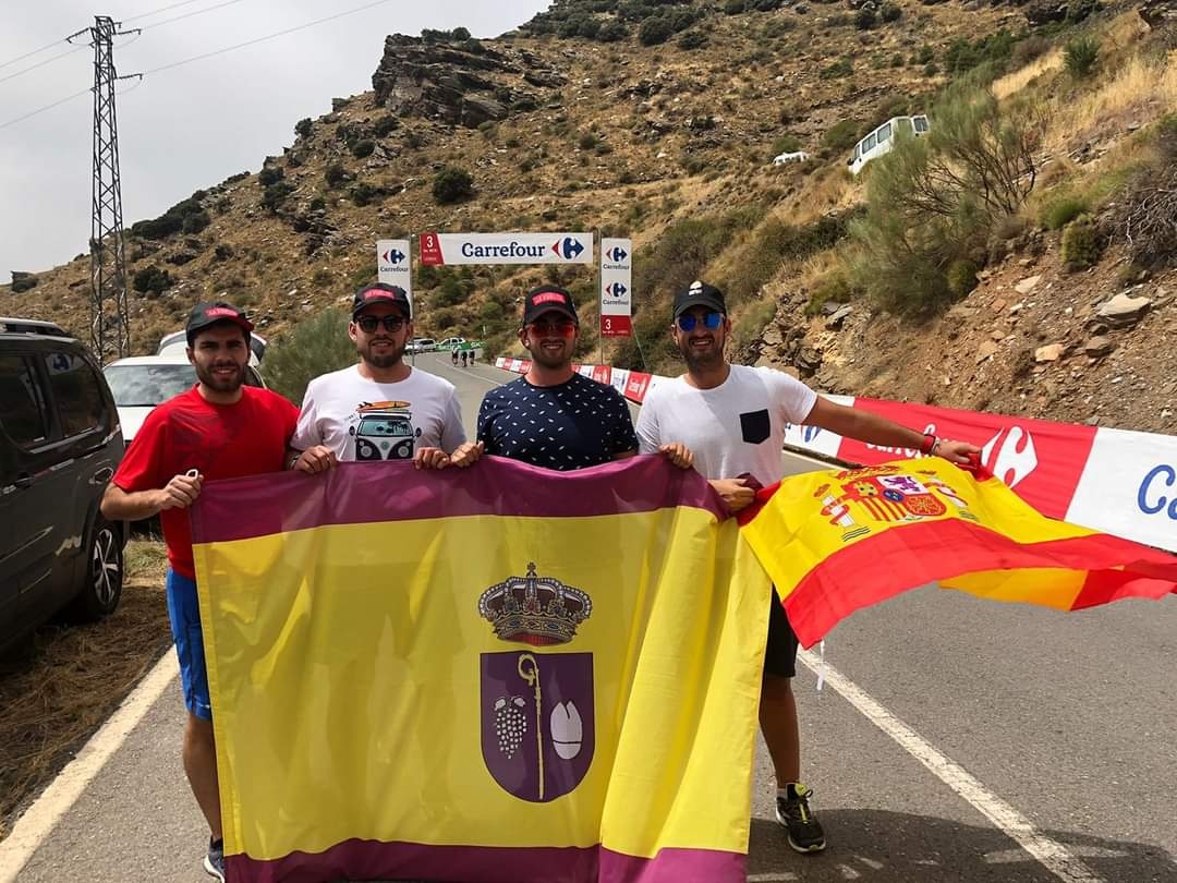 JÓVENES VECINOS DE UMBRETE LLEVAN NUESTRO PUEBLO HASTA LA VUELTA CICLISTA A ESPAÑA