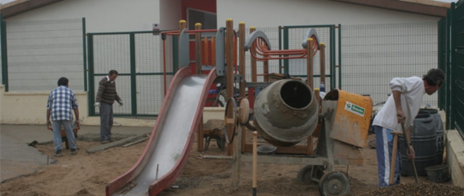 operarios municipales trabajan en parque infantil calle ebro